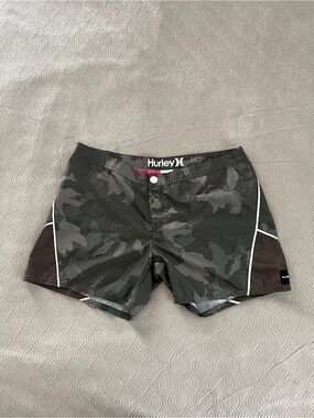 Hurley Camouflage Boardshorts in Olive and Dark Gray size 7